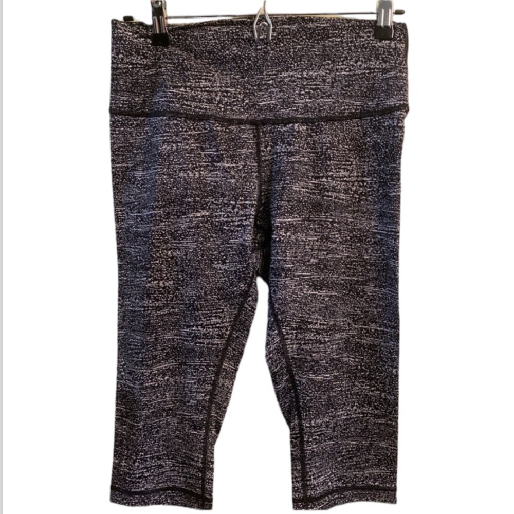 Lululemon cropped leggings in black and white ! Excellent preloved condition..